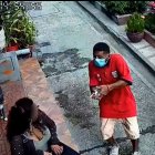 El hombre llevaba un arma de fuego en su mano izquierda.