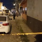 Miembros de la Policía acordonaron la zona donde se realizó el crimen.