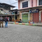 Sobre la vereda quedaron los cuerpos de.