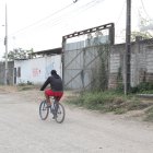La vivienda en la que sucedió la explosión mantenía sus puertas cerradas dos horas después del incidente.
