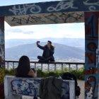 Los grafitis dañan las infraestructuras de los miradores.