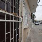 Producto del estallido  la puerta y ventana de esta casa quedaron destruidas. Colocaron un cerramiento provisional.