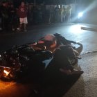 Los fallecidos quedaron sobre la carretera. La moto en que se movilizaban estaba reportada como robada.