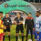 En el partido entre Aucas  y  Macará, el árbitro Álex Cajas (centro) fue agredido por Héctor Lautaro Chiriboga.