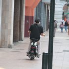 Otra de las imprudencias es el andar en la vereda, que solo debería ser peatonal.