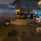 Agentes policiales llegaron a la zona para retirar el cadáver del sitio.