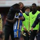 Moisés Caicedo junto a su entrenador, Graham Potter, tras un duelo con el Brighton.