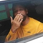 Momento en el que el actor subió a un a carro.