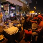 En sus amanecidas por la zona lo acompaña su pareja. Tomalá también pasa allí en las mañanas y se gana la vida vendiendo diarios.