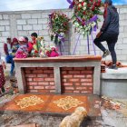 Tras el largo recorrido, las fallecidas recibieron sepultura en la tierra de sus orígenes.