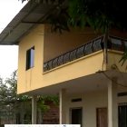 En la parte alta de esta vivienda hallaron a los cuatro hombres muertos por disparos de armas de fuego.