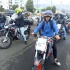 Los motociclistas colocaron las fotos de los compañeros heridos en accidentes.