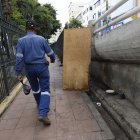 En el callejón que separa la iglesia y el paso elevado colocaron una madera en la que piden que no se use el lugar como baño.
