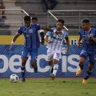 9 de Octubre (azul) se encuentra comprometido con el descenso a la Serie B.