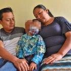 El pequeño Israel junto a sus padres; ellos hacen lo posible por darle todos los cuidados que requiere, pero su economía los limita.