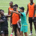 Los jugadores del ídolo recibieron con buena actitud al nuevo DT de Barcelona.