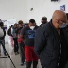 El anciano registra 12 antecedentes penales, la mayoría por estafa. Como parte de la evidencia se incautaron 20 tarjetas de débito.