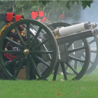 El Ejército disparó salvas al aire para conmemorar la proclamación de Carlos III como nuevo rey