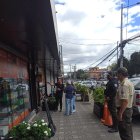 Los pillos estaban armados cuando amedrentaron a los trabajadores del local.