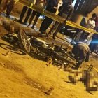 Muy cerca de la motocicleta en la que andaban cayeron sin vida los dos hombres.