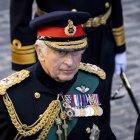 El rey Carlos III, su primogénito, junto con la princesa Ana, el príncipe Andrés y el príncipe Eduardo, se mantuvieron en pie, en silencio, alrededor del ataúd durante unos diez minutos.