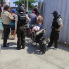 La mujer lucha por su vida en una casa de salud de Manabí. Los pistoleros dejaron una moto y prendas abandonadas.