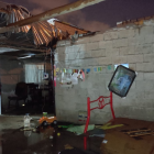 Una familia fue afectada por fuertes vientos que se llevaron el techo de su vivienda.