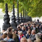 Miles de personas hacen fila en Londres para la capilla ardiente de Isabel II