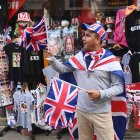 La muerte de Isabel II hincha los precios de los "souvenirs" monárquicos