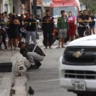 Agentes de Criminalística recogieron indicios balísticos en la escena.