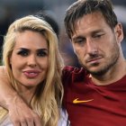 Totti (d) reveló que su esposa Ilary Blasi le fue infiel.