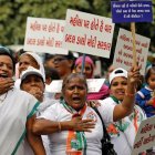 Protestan por violación y estrangulamiento de dos hermanas, en India.