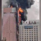 Un voraz incendio arrasa un rascacielos en el sur de China
