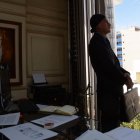 Gabriel agradece a su madre por apoyarlo para que continuara estudiando. Trabaja en un despacho de abogados. Su anhelo es ser juez.