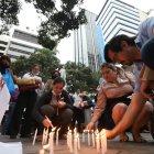 Compañeros y colegas se reunieron alrededor de una gigantografía con la imagen del fiscal.