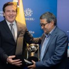 Alejandro Domínguez, presidente de la Conmebol, y Santiago Morales, gerente de Independiente del Valle, posaron con la Copa Sudamericana.
