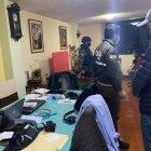 Fiscalía allanó dos casas de los padres del sospechoso.