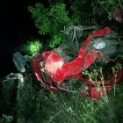 El vehículo tipo camioneta de placa PRS-0092 cajón de madera quedó destrozado.