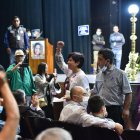 Elizabeth Otavalo durante la capilla ardiente de su hija
