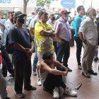 Las personas aprovecharon la hora del almuerzo para ver el partido de Ecuador.