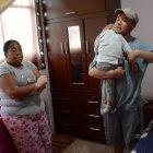 Patricia tienen vitiligo, condición que le costó su trabajo en un restaurante. Ambos padres se turnan los cuidados de la menor.