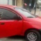 El automotor en que se movilizaban unos sospechosos y fue abandonado en media calle.