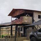 En una habitación y cerca al baño de la parte alta yacían las víctimas.