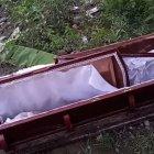 La parte superior del féretro estaba partida. El interior olía a cuerpo descompuesto.