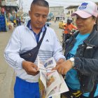 La canillita Karina Borbor le mostraba a Santos Tumbaco la promoción Despega y gana.