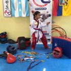 Zaynab muestra una de las poses características del poomsae clásico.