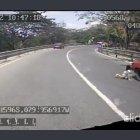 El hecho quedó captado por la cámara de otro vehículo. Quedó tendida en medio de dos carriles.