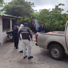 La parte del cadáver que fue encontrado por pescadores de Galápagos fue llevado hasta la morgue, en una camioneta.