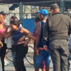 El fallecido quedó sobre la calzada. Lugareños lo conocían como Chibolo. Policías inspeccionaban el sitio del suceso.