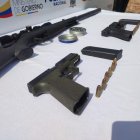 Los individuos fueron detenidos. Ambos registraban antecedentes penales. Un tercer sospechoso escapó.